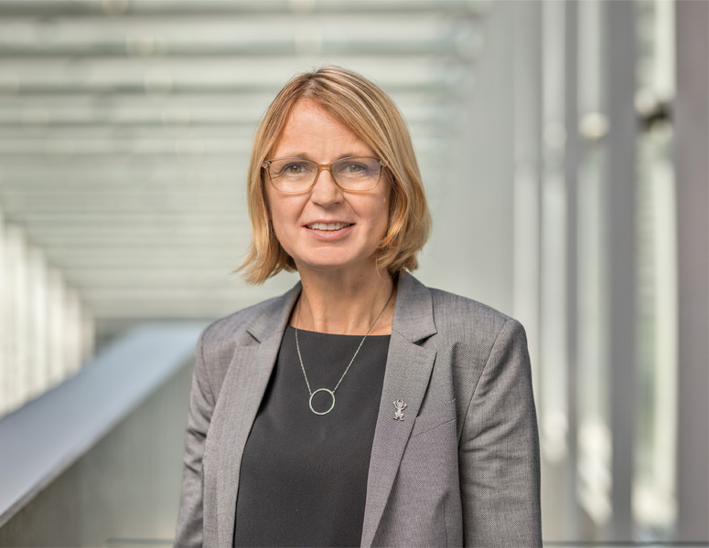 Porträttbild på Karin Grönvall.