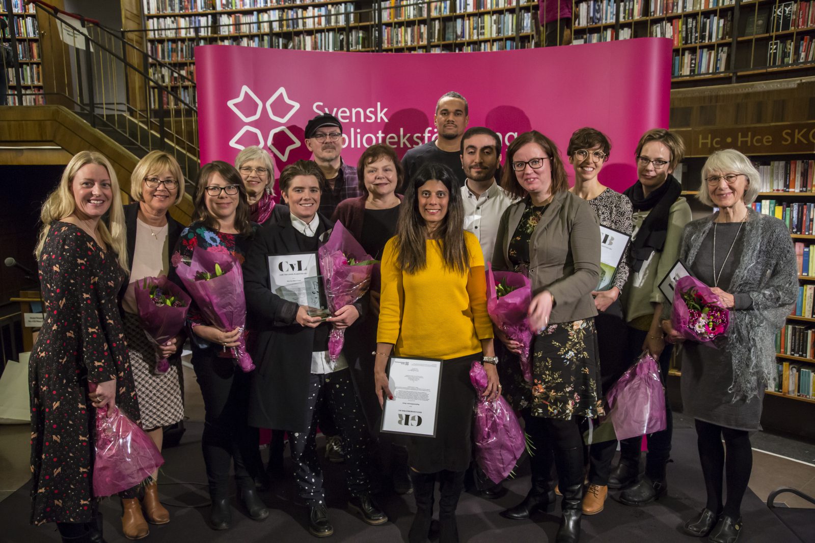 Bilden föreställer alla pristagare i Sveriges biblioteks utmärkelser 2017