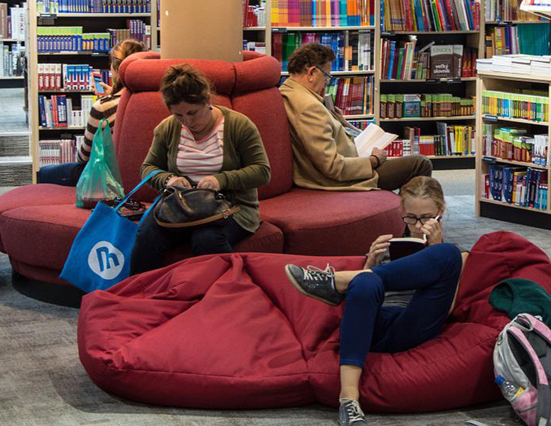 Tre personer som sitter med en varsin bok.