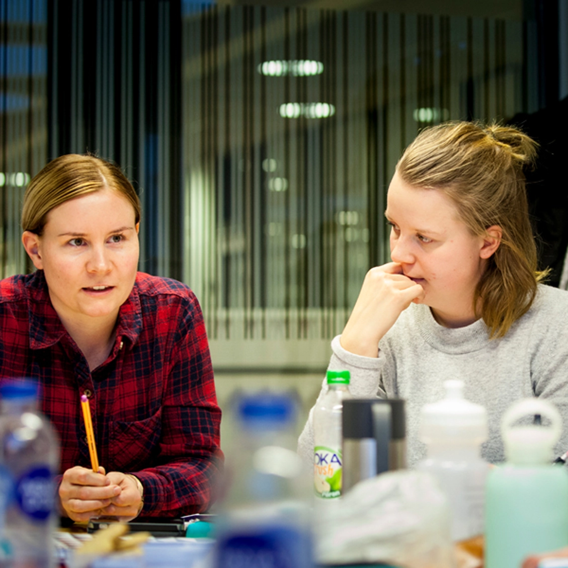 Studenter som diskuterar.