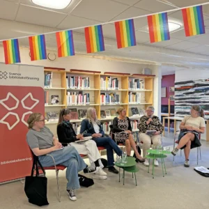 Sex personer som diskuterar i Tomelilla bibliotek.
